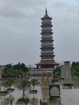 古塔立于积水环绕之地