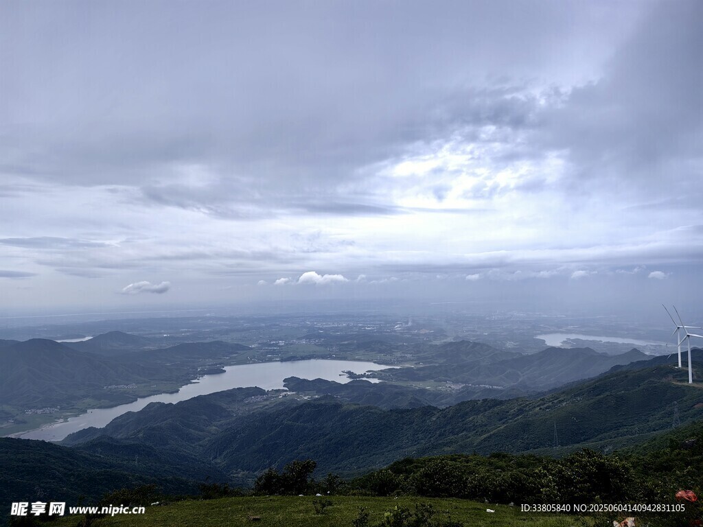 山间云海下的壮阔湖景