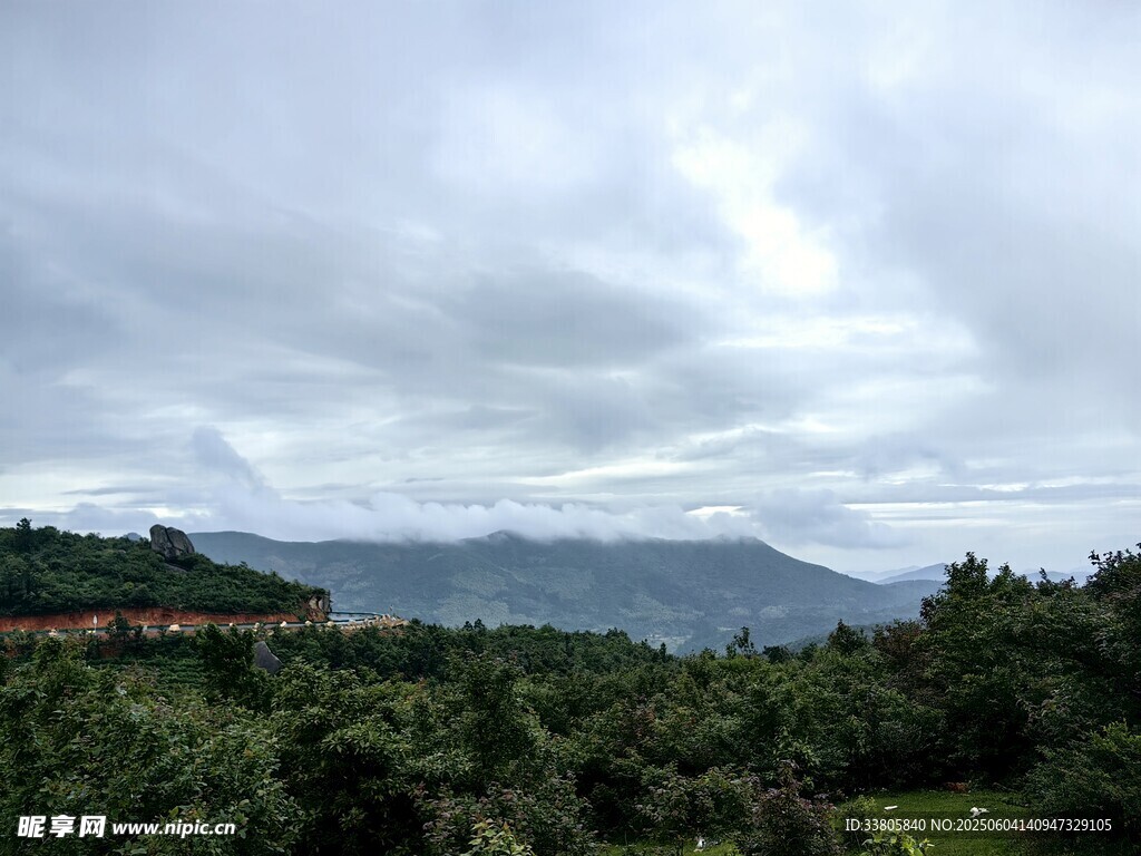 山间云雾缭绕的绿意景致
