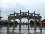 雨中古牌坊尽显古朴韵味