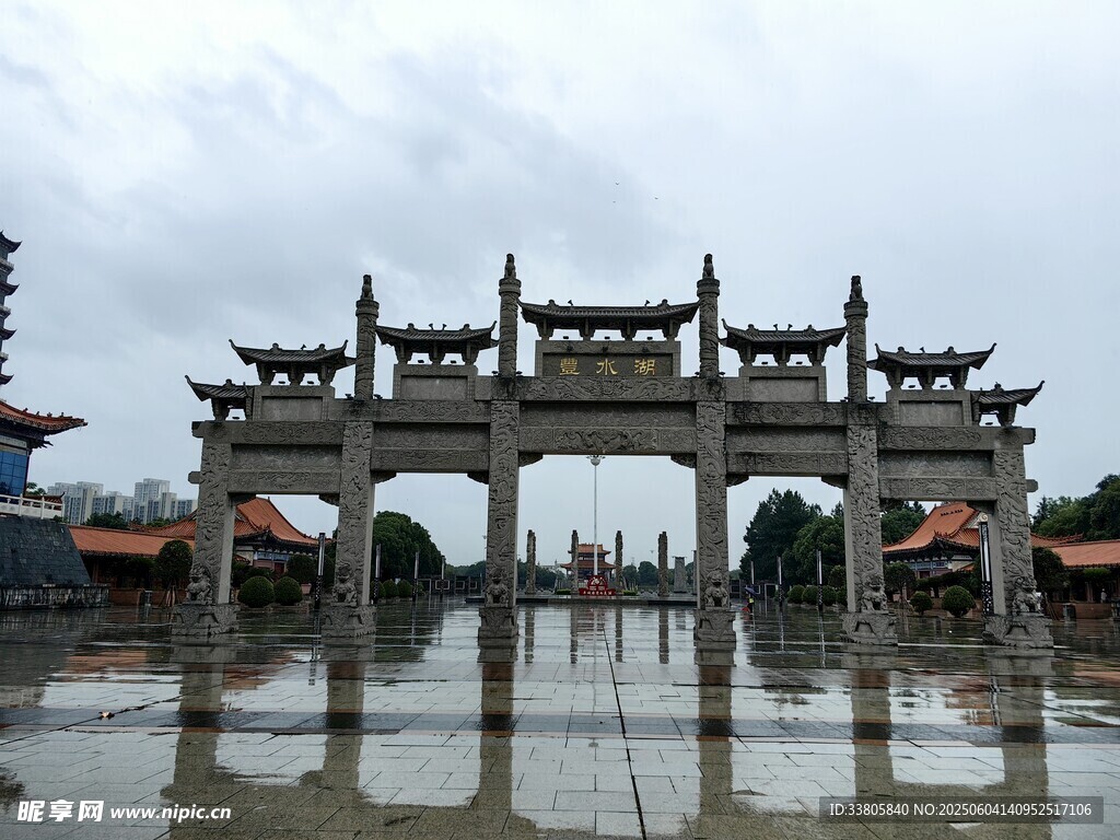 雨中古牌坊尽显古朴韵味