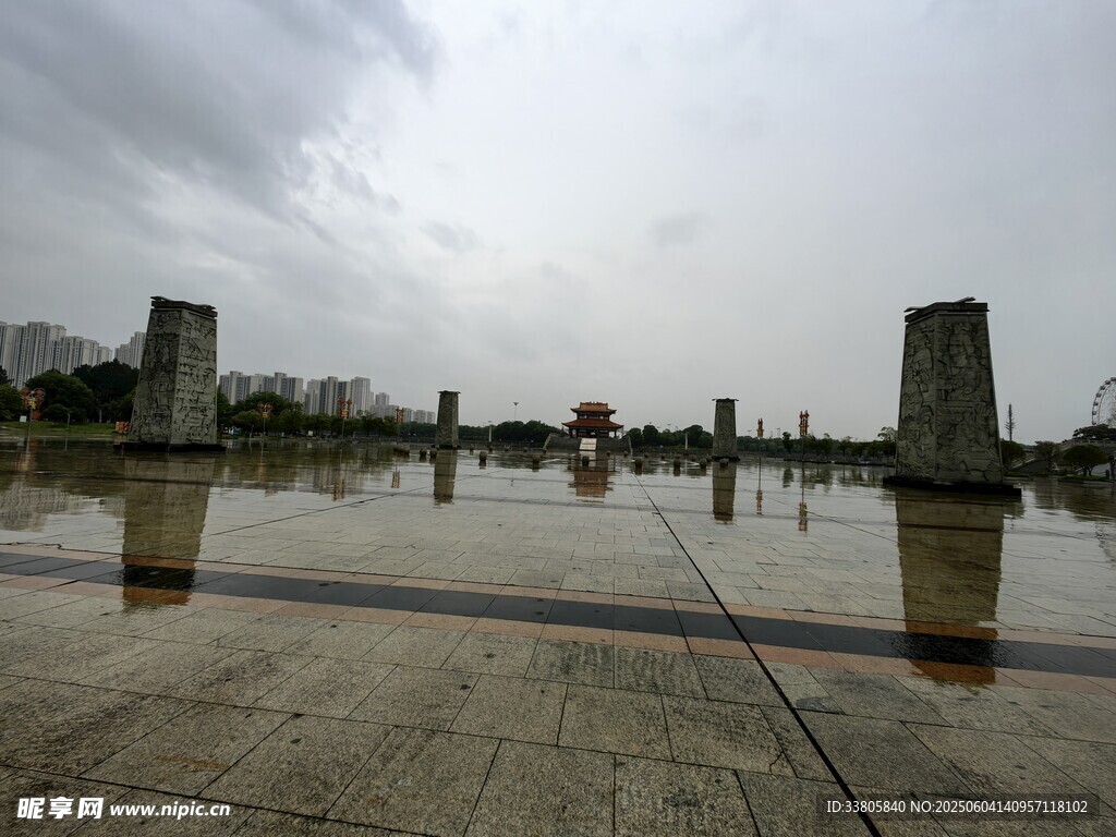 雨后广场倒影景观