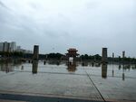 雨后广场的静谧景象