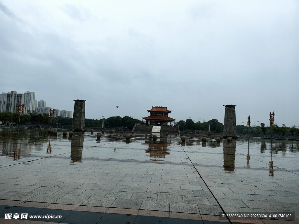 雨后广场的静谧景象