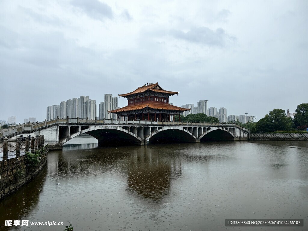 古风桥畔的中式楼阁景观