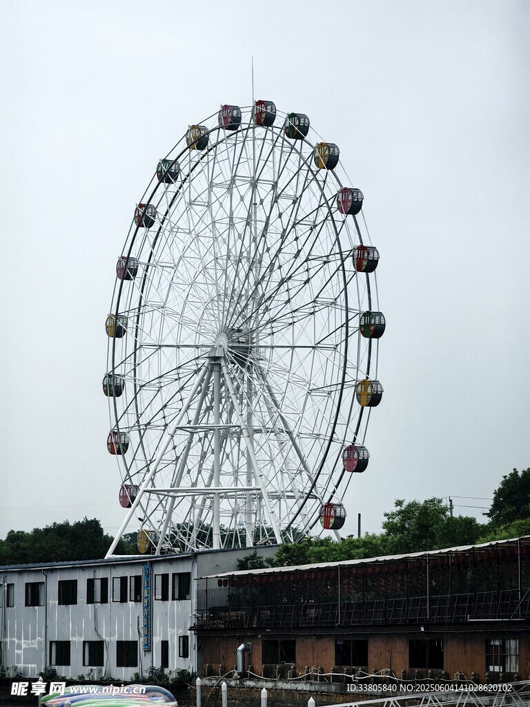 城市中的大型摩天轮景观