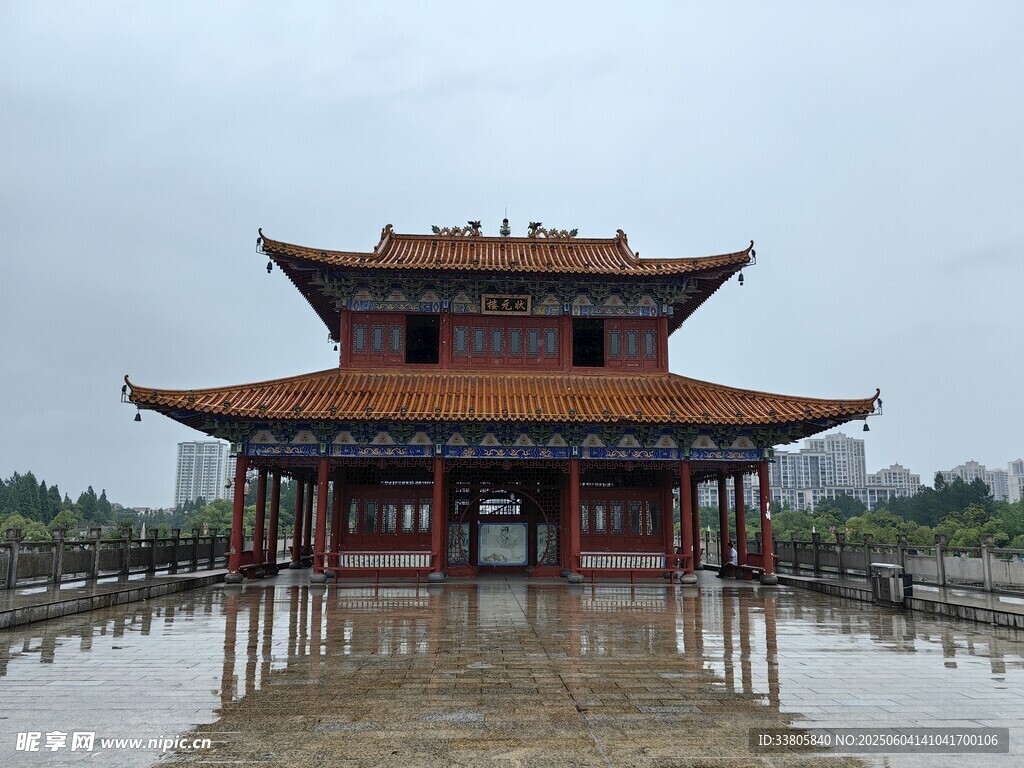 雨中古建倒影尽显古韵