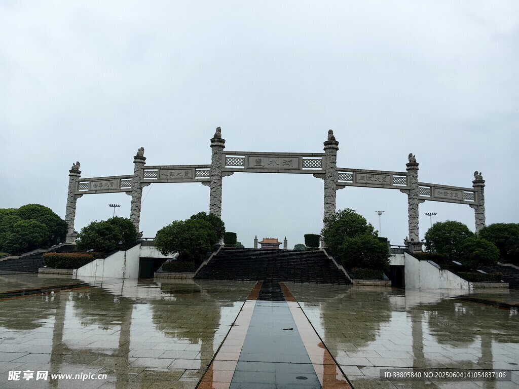 中式牌坊立于积水路面