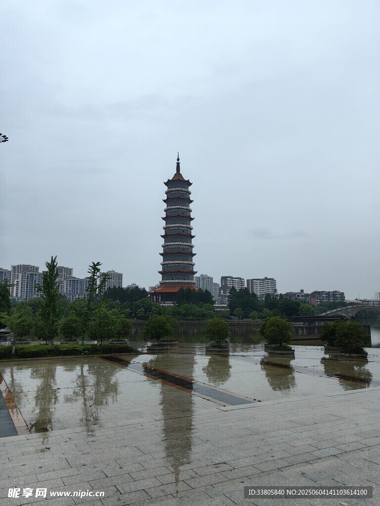 古塔倒影于积水广场