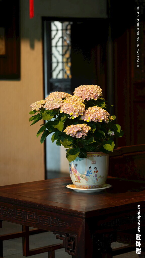 苏州留园中式花瓶中的素雅花卉