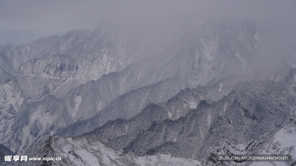 雪覆山峦壮丽景致