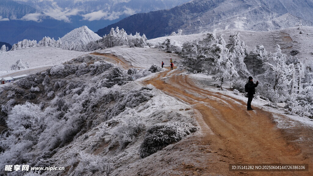 雪覆山路一人徒步前行