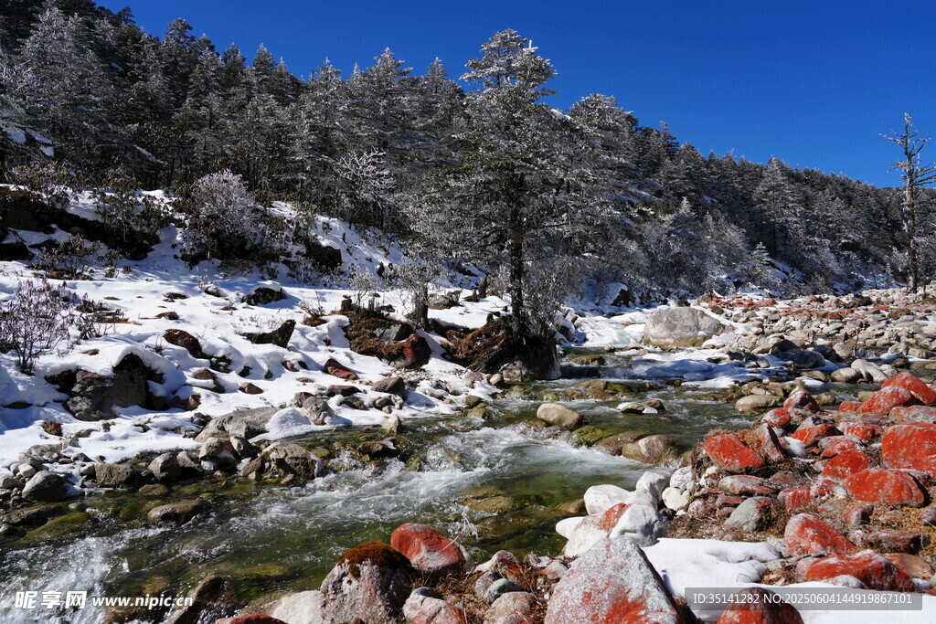 冬日山间溪流雪景图