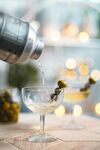 鸡尾酒正优雅倒入高脚杯