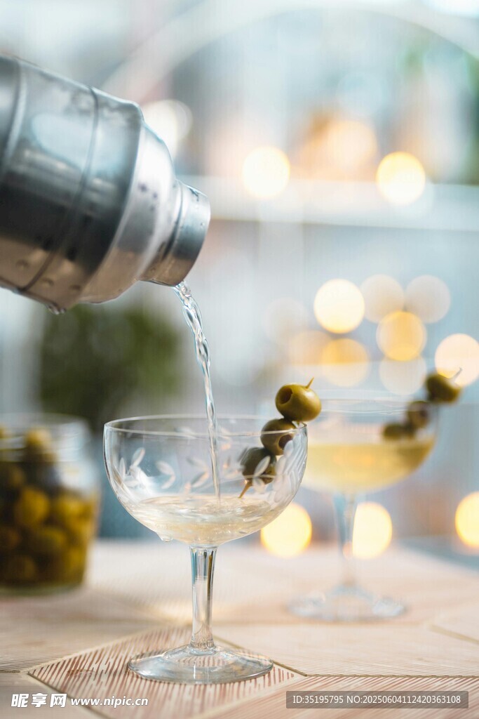 鸡尾酒正优雅倒入高脚杯