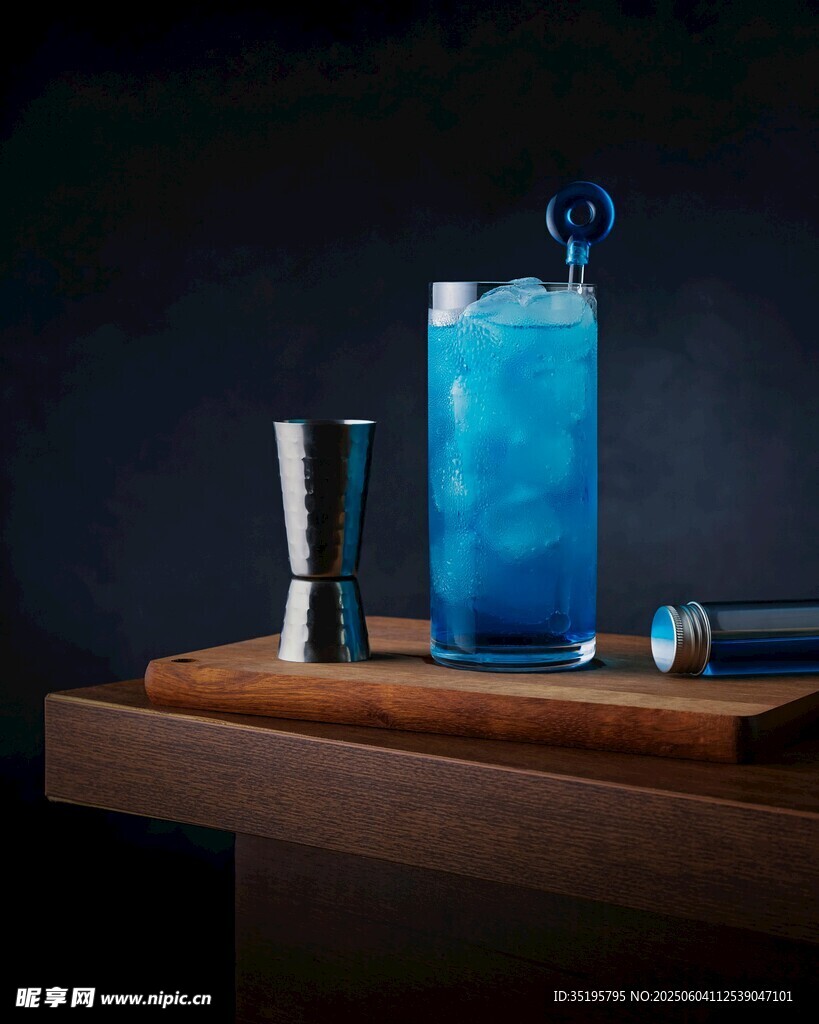 蓝色鸡尾酒与调酒器具