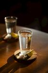 两杯清茶置于木桌之上