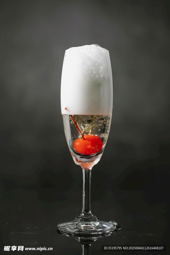 草莓香槟鸡尾酒特写