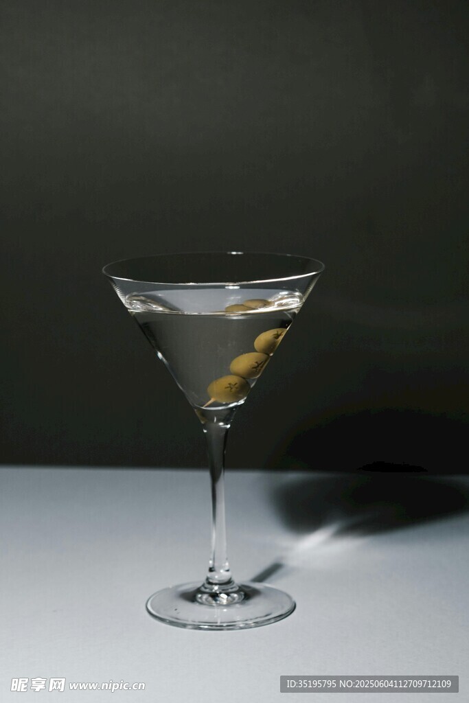 马天尼鸡尾酒配柠檬装饰
