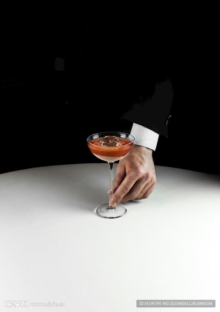 手托精致鸡尾酒特写