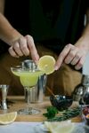 手工调制清新柠檬鸡尾酒