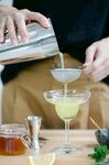 调酒师正在调制美味鸡尾酒