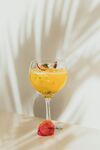 精致黄调鸡尾酒配装饰
