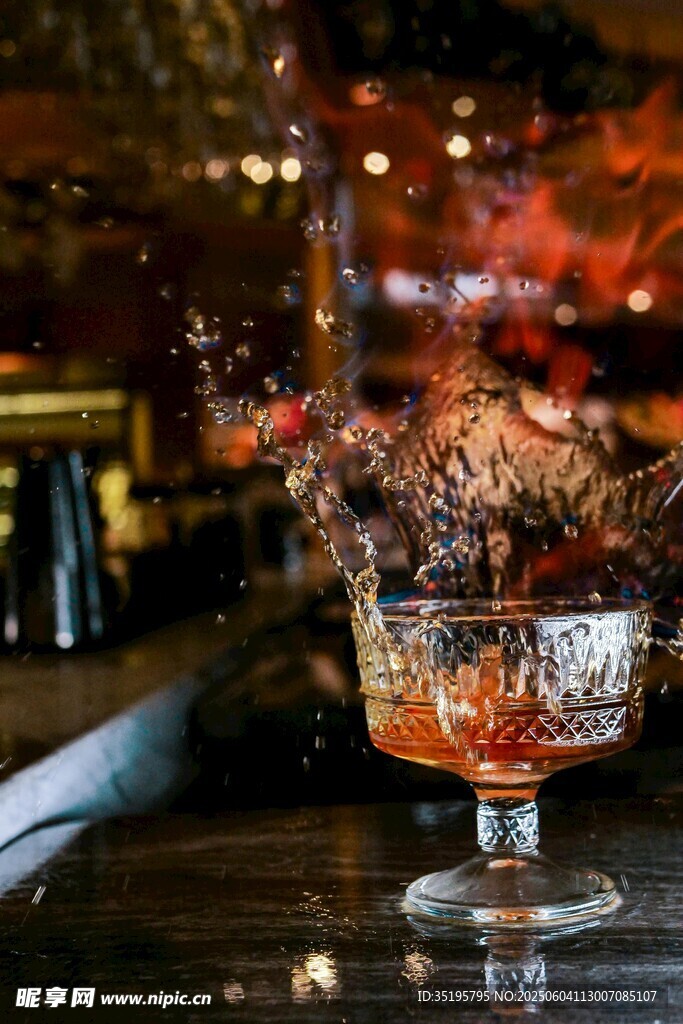 绚丽鸡尾酒飞溅瞬间
