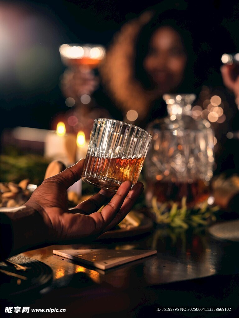 酒吧中手持酒杯的惬意时刻