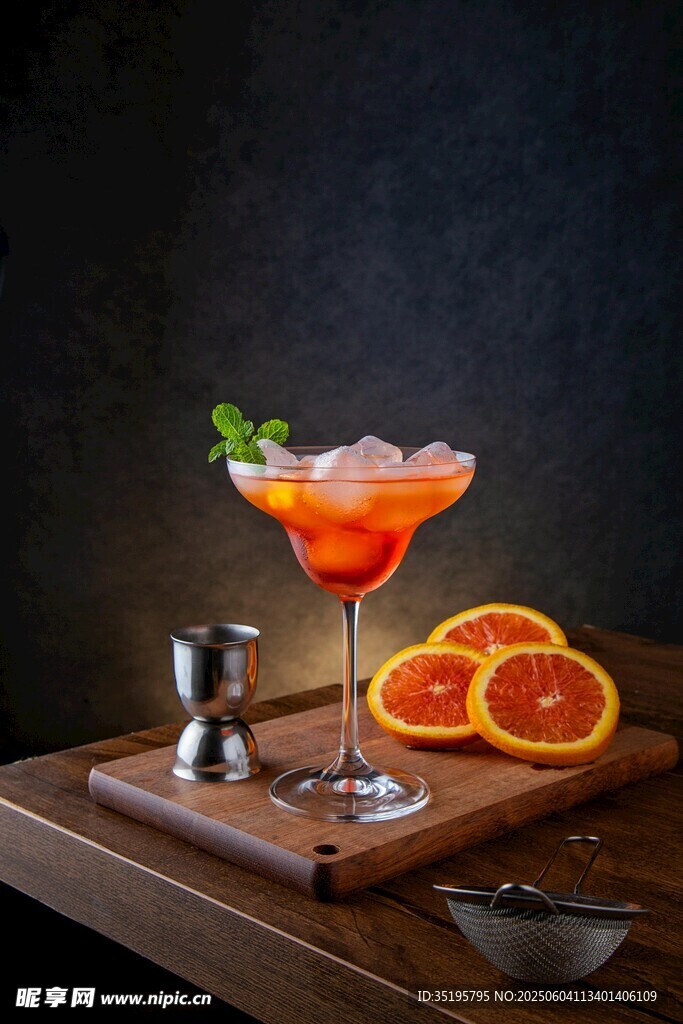 美味橙味鸡尾酒及配料
