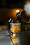 手调琥珀色鸡尾酒
