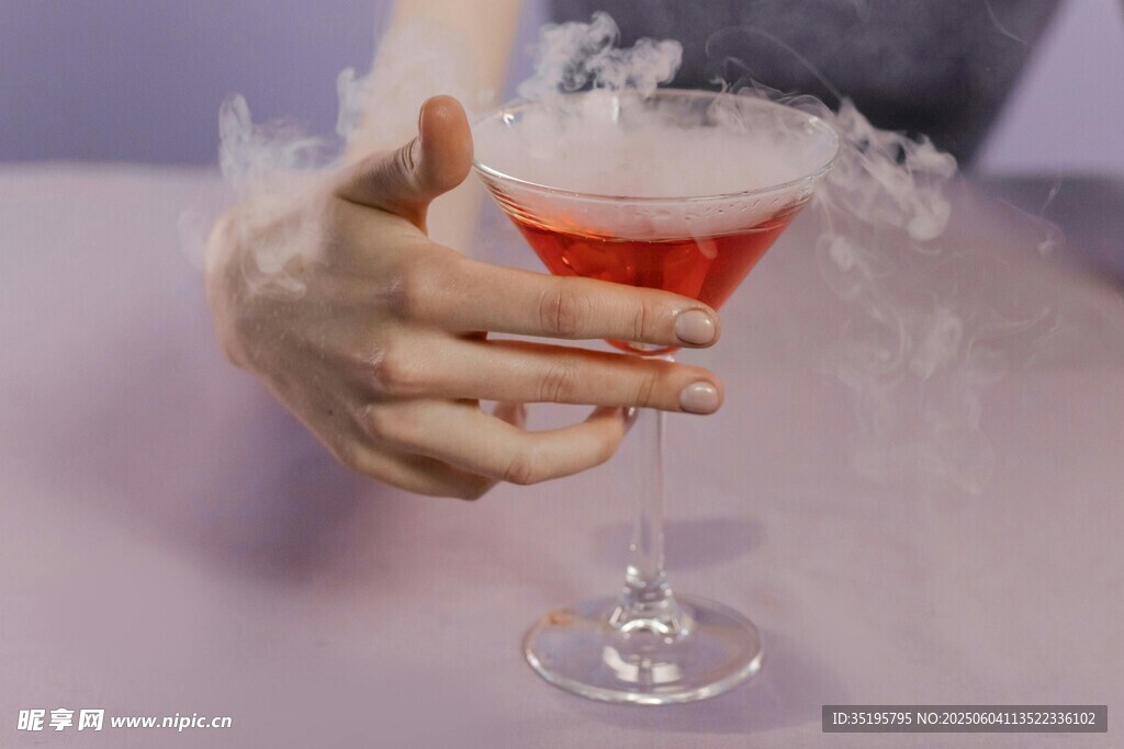 手持梦幻粉色鸡尾酒