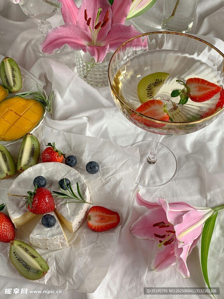 缤纷水果鸡尾酒与花卉