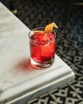 红色鸡尾酒配橙片装饰