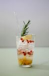 分层水果奶油杯饮品