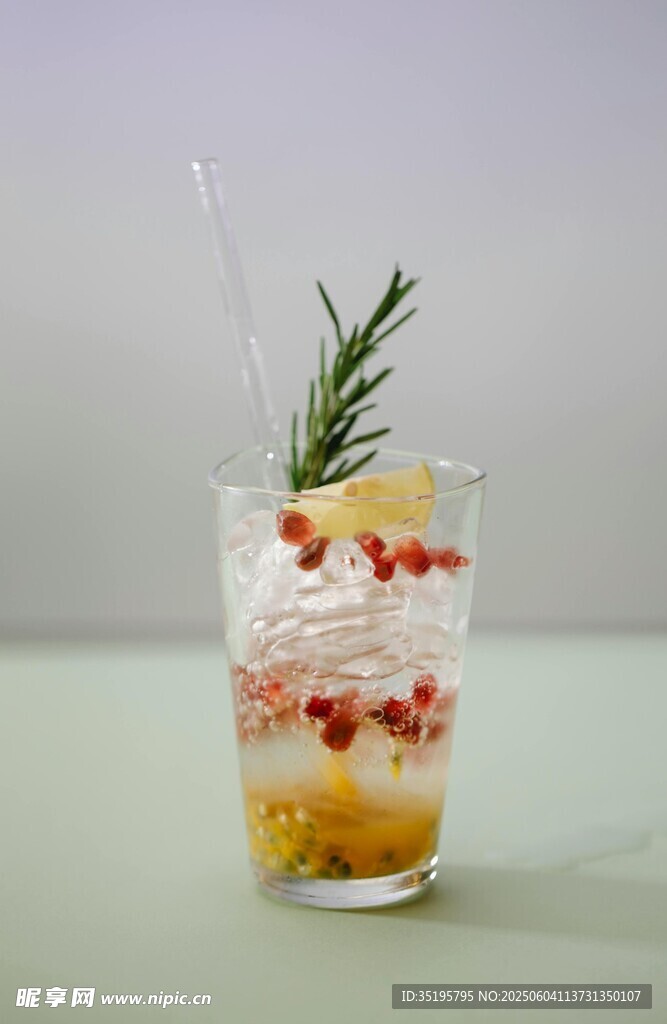 分层水果奶油杯饮品