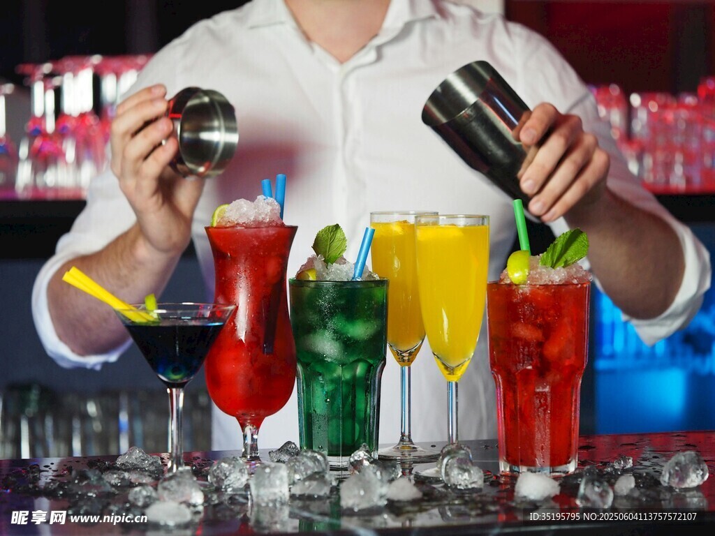 多彩鸡尾酒调制瞬间