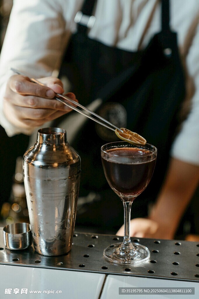 调酒师精心调制鸡尾酒