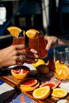 欢乐聚会中的多彩鸡尾酒