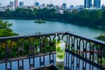 阳台俯瞰城市河畔美景