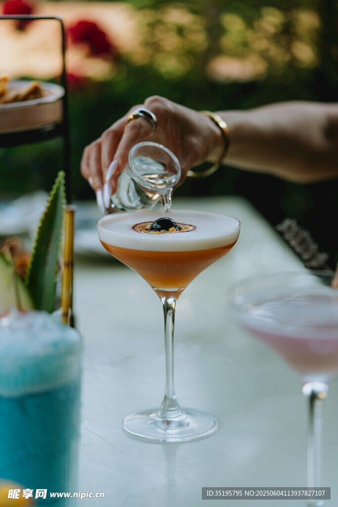 调制美味鸡尾酒瞬间