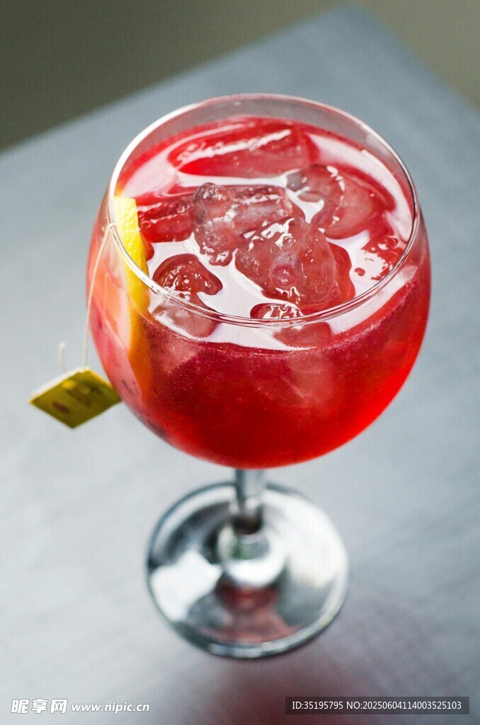 红色冰爽鸡尾酒