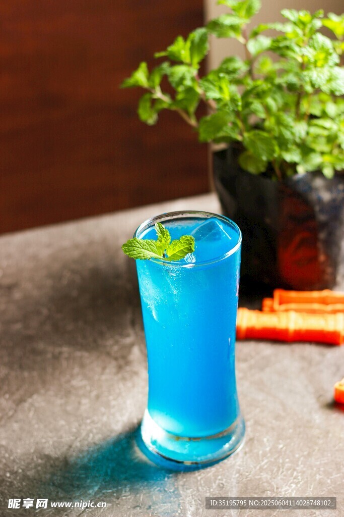 清凉蓝色饮品配绿植装饰