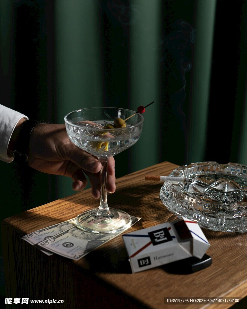 手托复古酒杯于木桌场景