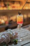 精致分层鸡尾酒配鲜花