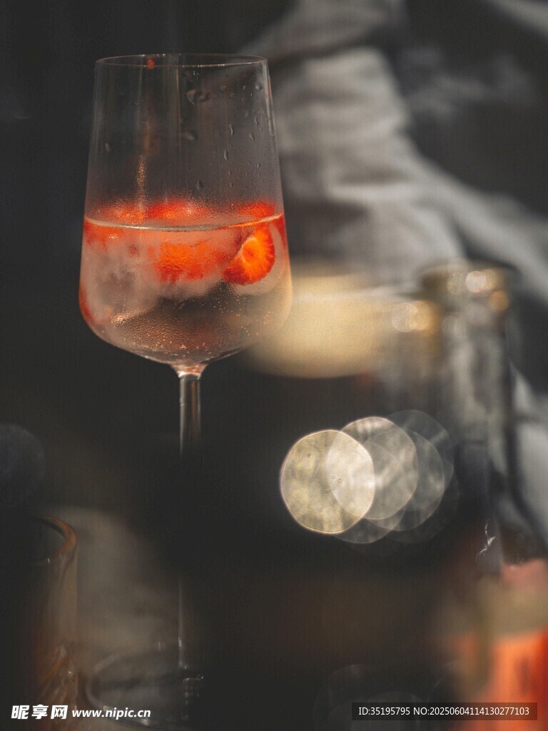 精致酒杯中的特色饮品