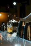 酒吧调酒师正在调制饮品