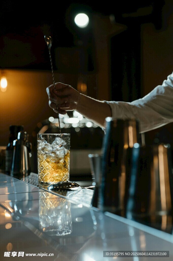 酒吧调酒师正在调制饮品