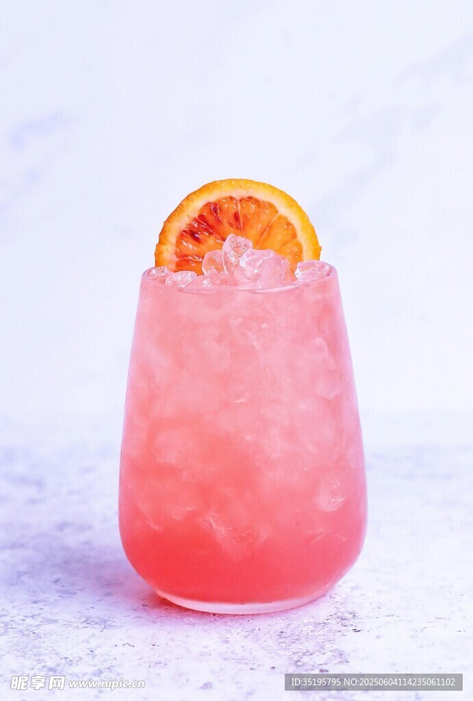 粉色冰饮配橙片