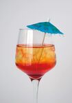 橙红鸡尾酒配蓝色小伞